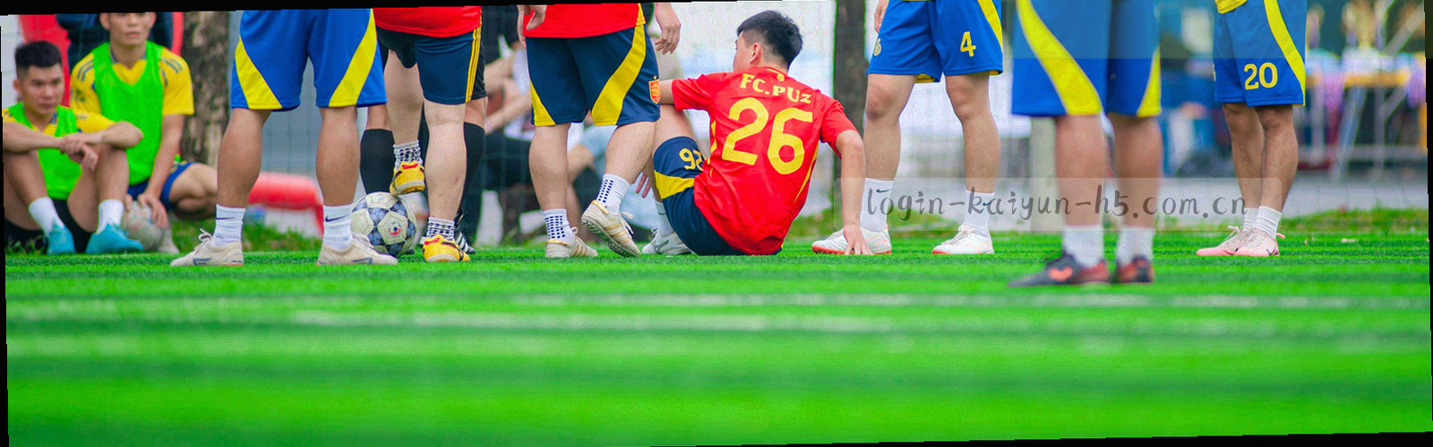 球场边线与战术板网格叠合的深色抽象纹理